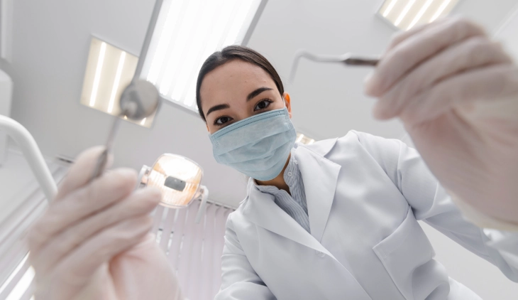 Foto de uma dentista da Clínica Odontológica em Brasília